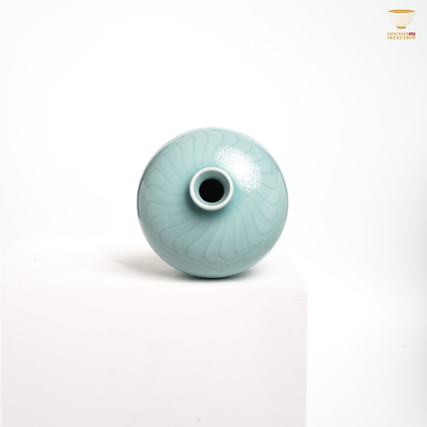Jin Hongyang Celadon Pink Blue Vase with Carved Entwined Floral Pattern|Half-Sculpted Clay Technique · Subtle Elegance · Artisan Craftsmanship · Timeless Home Accent