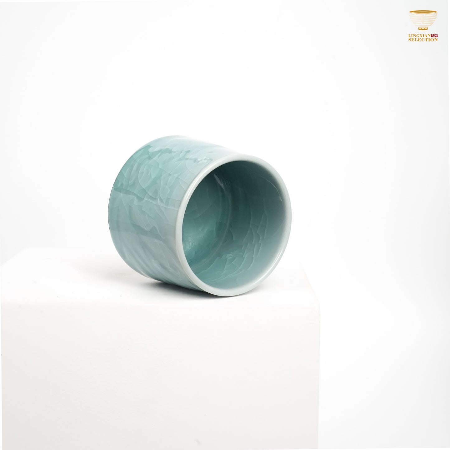 Jinhongyang “Nine-Tailed Fox” Ice-Crack Spinning Cup | Celadon Glaze · Handcrafted Rotating Teacup · Oriental Mythology Design | Collectible Tea Vessel