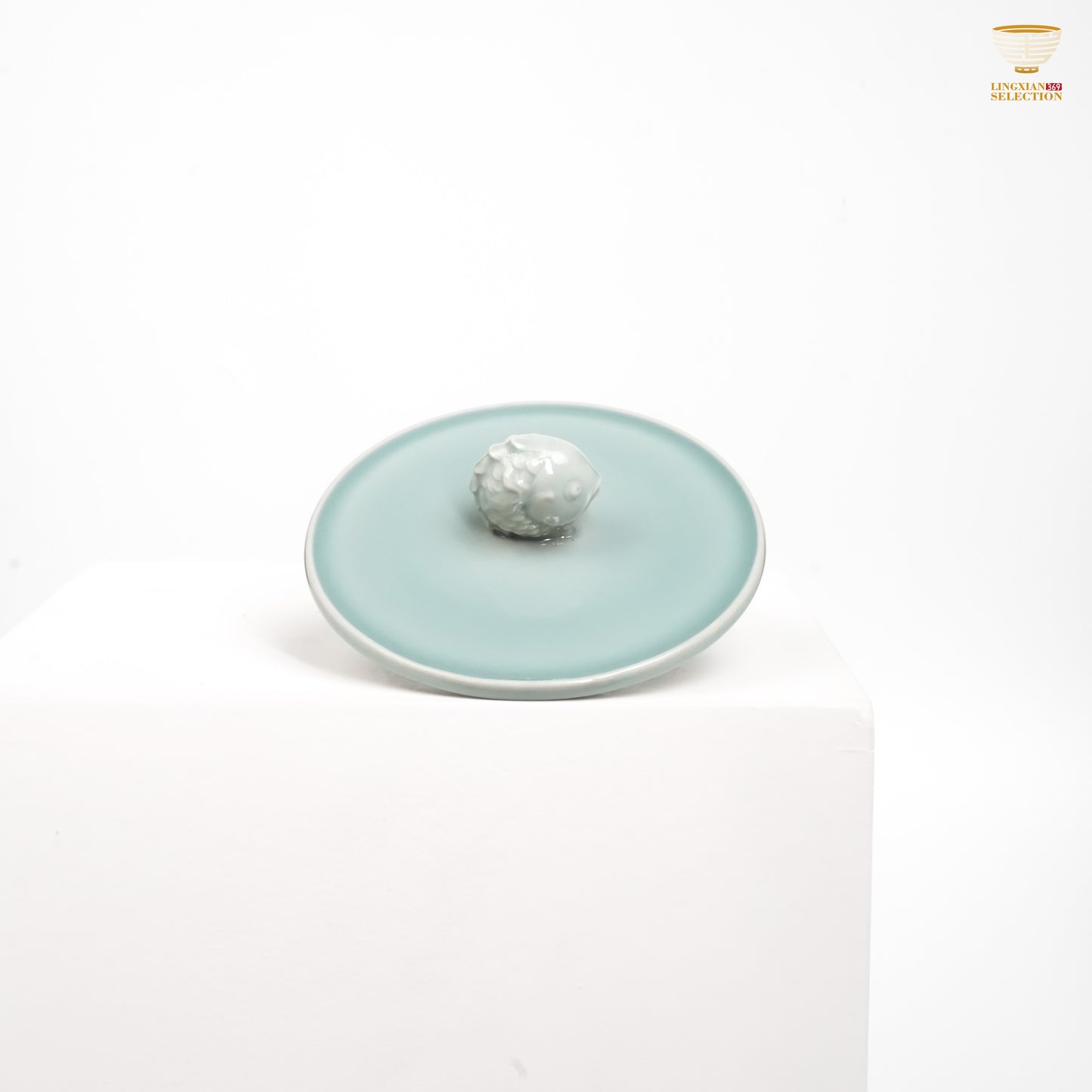 Jinhongyang · Celadon Pink Blue Ocean Fish Mug with Lid | Embossed Waves · Fish-shaped Knob · Smooth Glaze Finish · Ideal for Office & Home Tea Moments