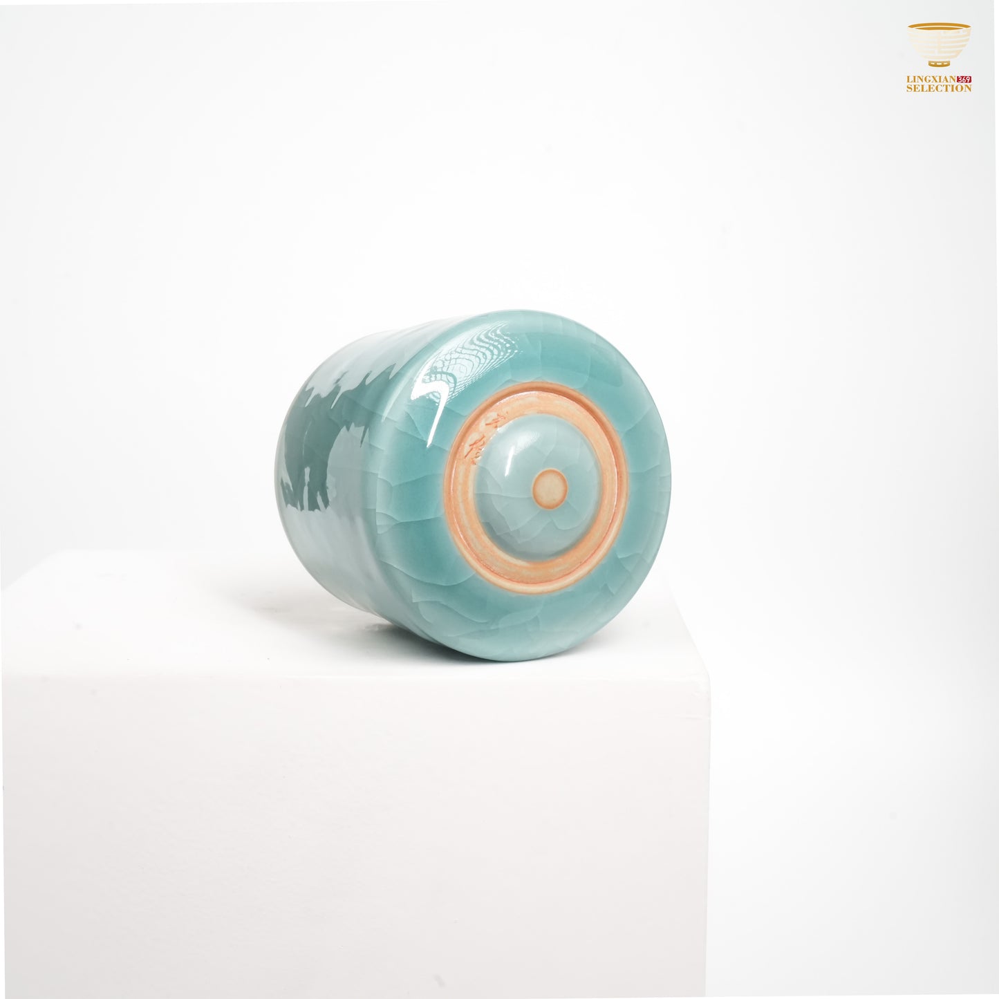 Jinhongyang “Nine-Tailed Fox” Ice-Crack Spinning Cup | Celadon Glaze · Handcrafted Rotating Teacup · Oriental Mythology Design | Collectible Tea Vessel