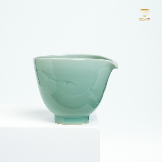 【Longquan Celadon by Liao Xinliang Big Fish & Begonia Sharing Cup ｜A Masterpiece of Craftsmanship & Tea Aesthetic Collection】
