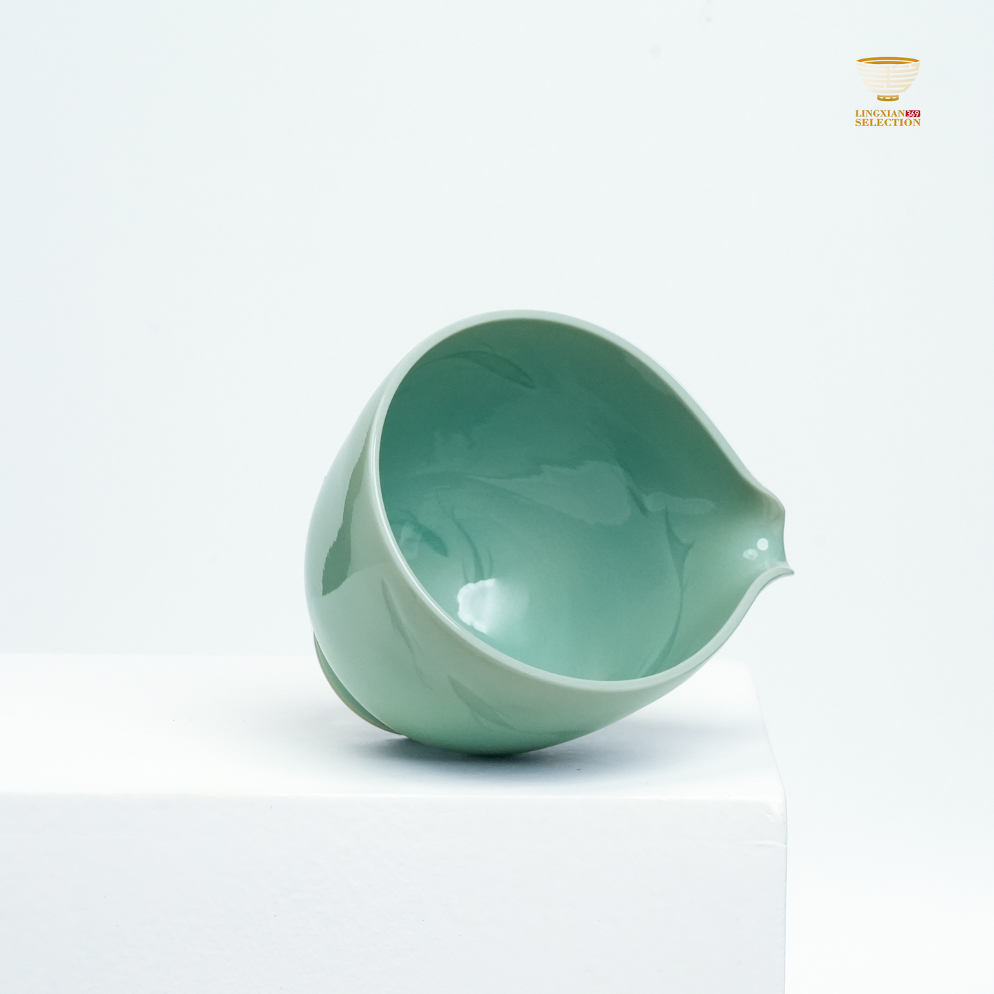 【Longquan Celadon by Liao Xinliang Big Fish & Begonia Sharing Cup ｜A Masterpiece of Craftsmanship & Tea Aesthetic Collection】