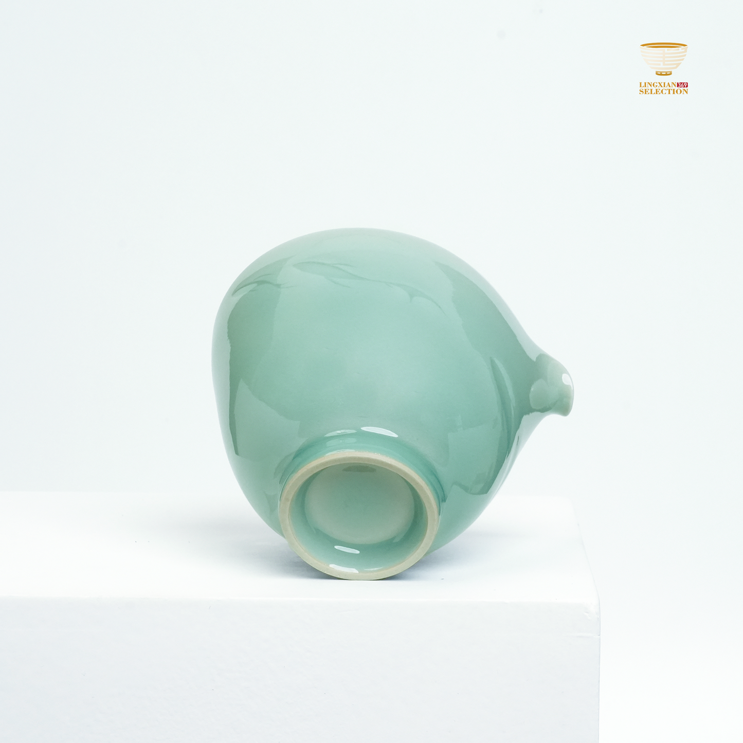 【Longquan Celadon by Liao Xinliang Big Fish & Begonia Sharing Cup ｜A Masterpiece of Craftsmanship & Tea Aesthetic Collection】