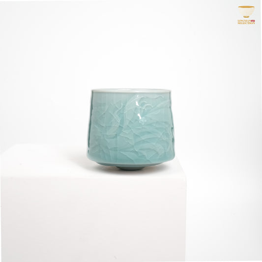 Jinhongyang “Nine-Tailed Fox” Ice-Crack Spinning Cup | Celadon Glaze · Handcrafted Rotating Teacup · Oriental Mythology Design | Collectible Tea Vessel