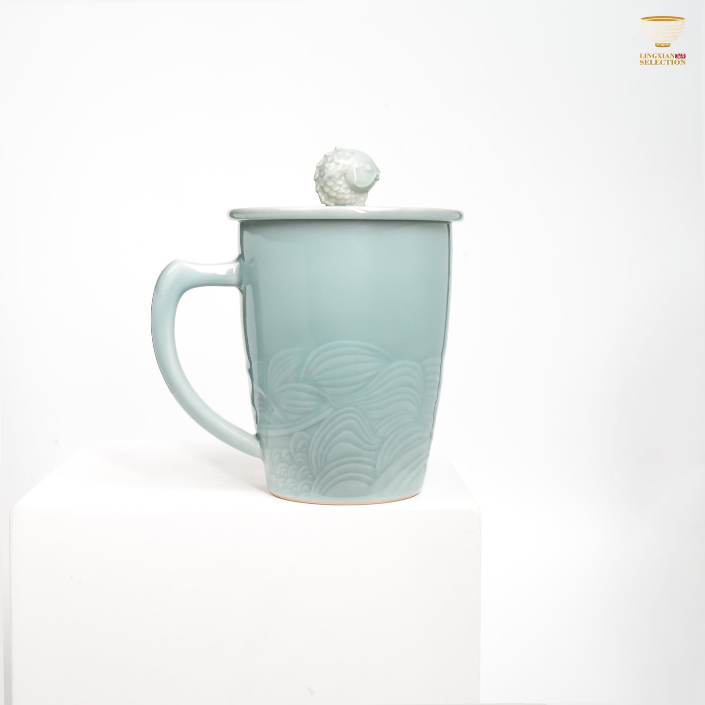 Jinhongyang · Celadon Pink Blue Ocean Fish Mug with Lid | Embossed Waves · Fish-shaped Knob · Smooth Glaze Finish · Ideal for Office & Home Tea Moments