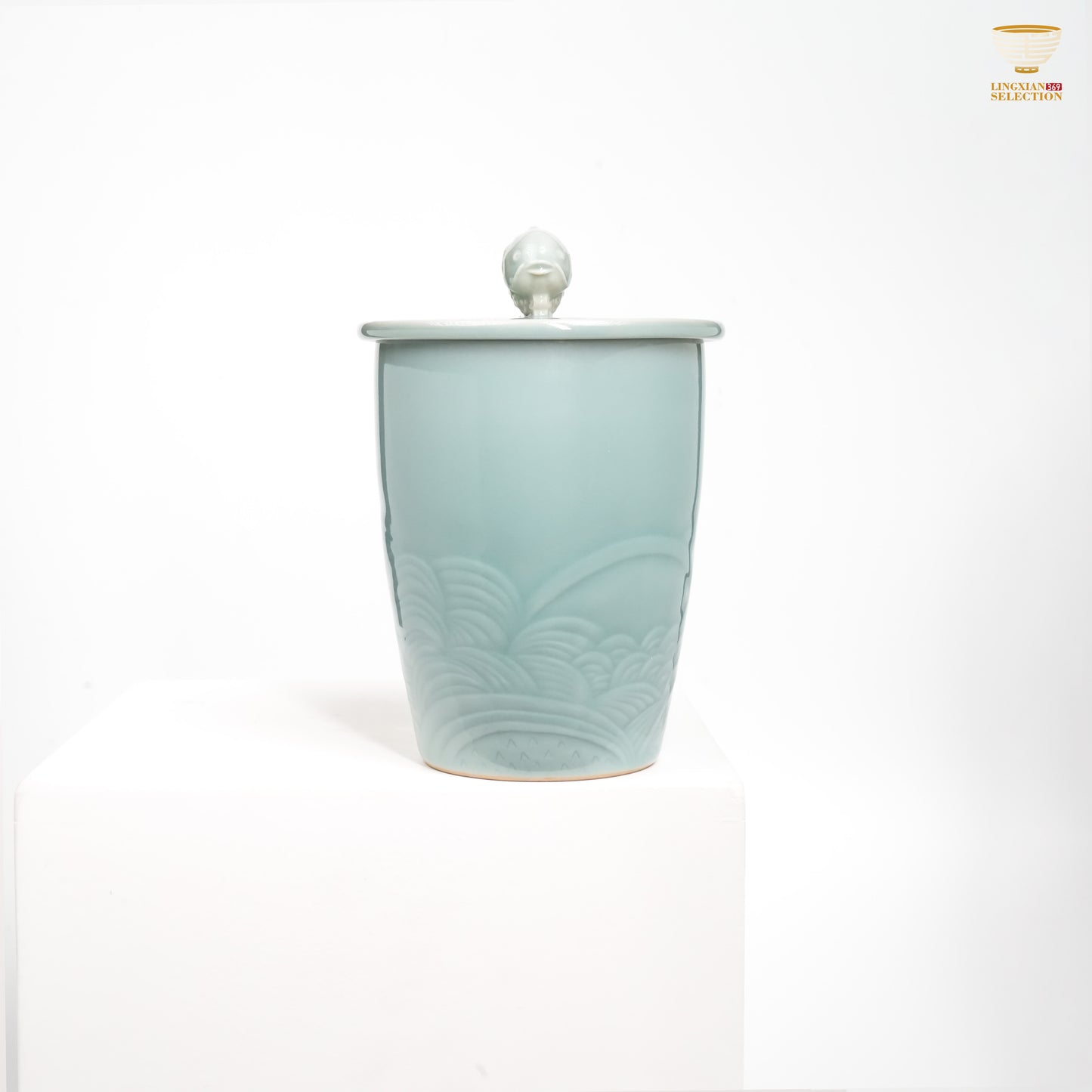 Jinhongyang · Celadon Pink Blue Ocean Fish Mug with Lid | Embossed Waves · Fish-shaped Knob · Smooth Glaze Finish · Ideal for Office & Home Tea Moments