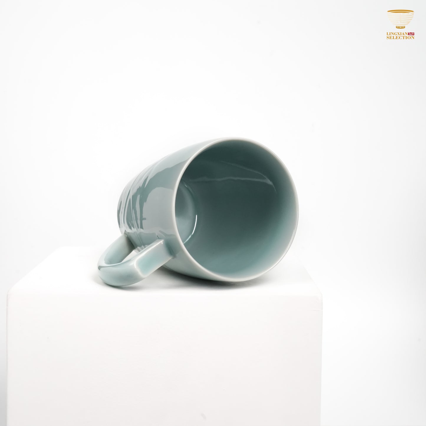 Jinhongyang · Celadon Pink Blue Ocean Fish Mug with Lid | Embossed Waves · Fish-shaped Knob · Smooth Glaze Finish · Ideal for Office & Home Tea Moments