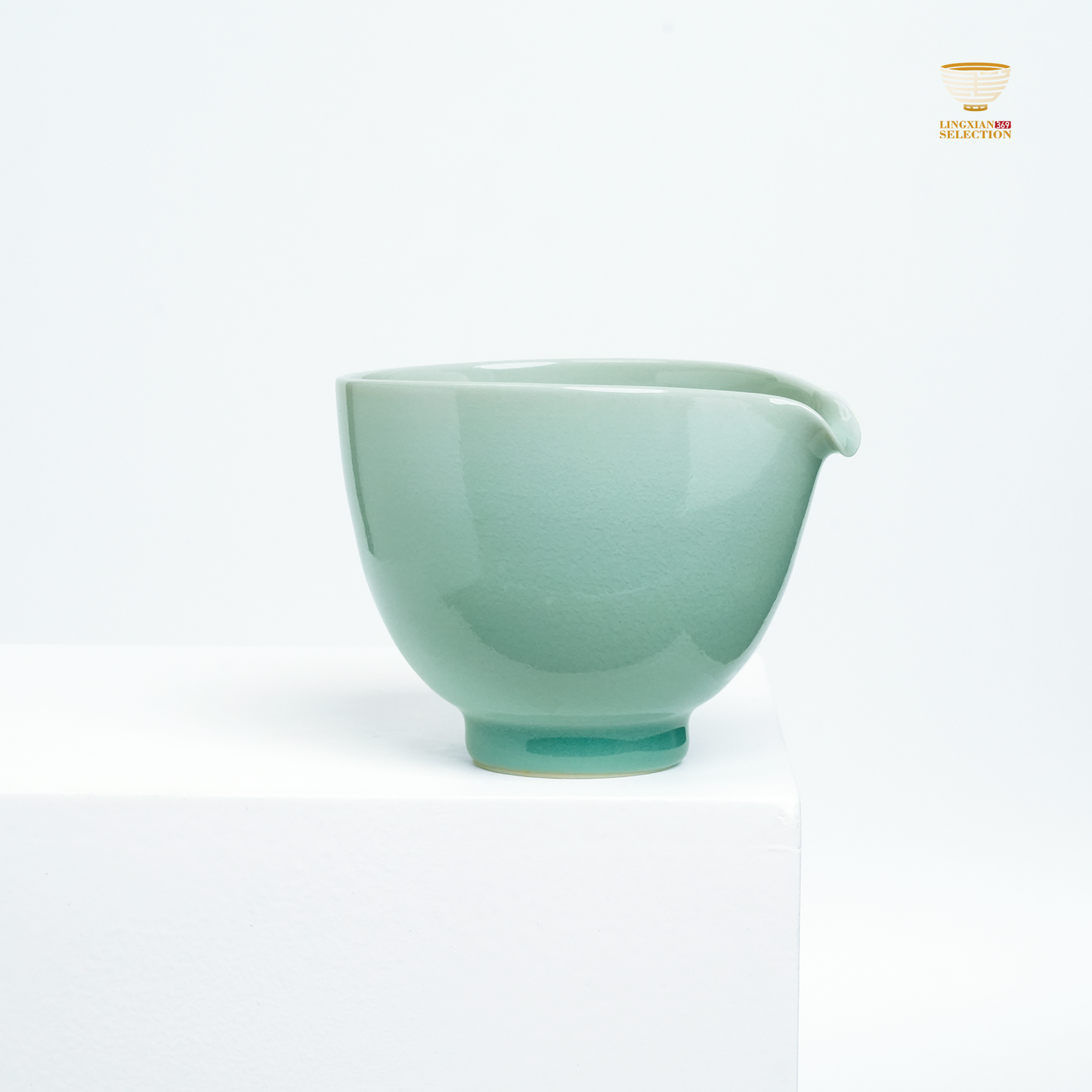 【Longquan Celadon by Liao Xinliang ·Rising Winds and Flowing Waters Sharing cup｜A Masterpiece of Craftsmanship & Tea Aesthetic Collection】