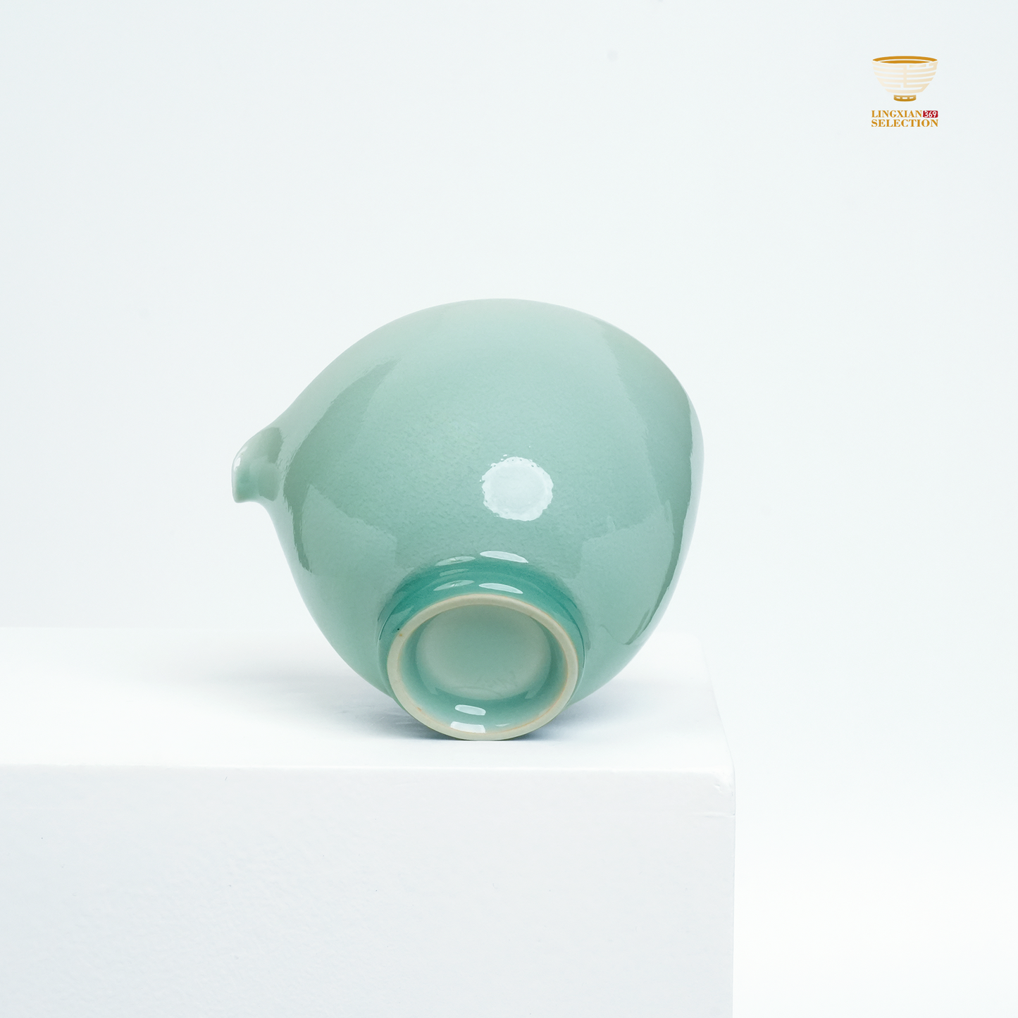 【Longquan Celadon by Liao Xinliang ·Rising Winds and Flowing Waters Sharing cup｜A Masterpiece of Craftsmanship & Tea Aesthetic Collection】