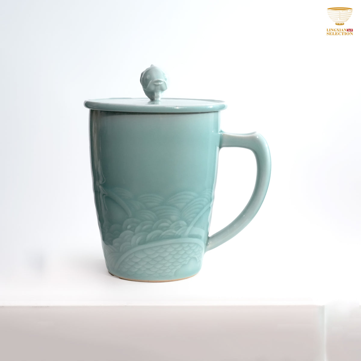 Jinhongyang · Celadon Pink Blue Ocean Fish Mug with Lid | Embossed Waves · Fish-shaped Knob · Smooth Glaze Finish · Ideal for Office & Home Tea Moments