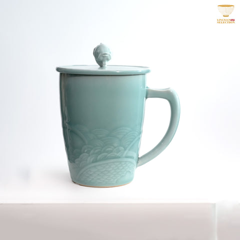 Jinhongyang · Celadon Pink Blue Ocean Fish Mug with Lid | Embossed Waves · Fish-shaped Knob · Smooth Glaze Finish · Ideal for Office & Home Tea Moments