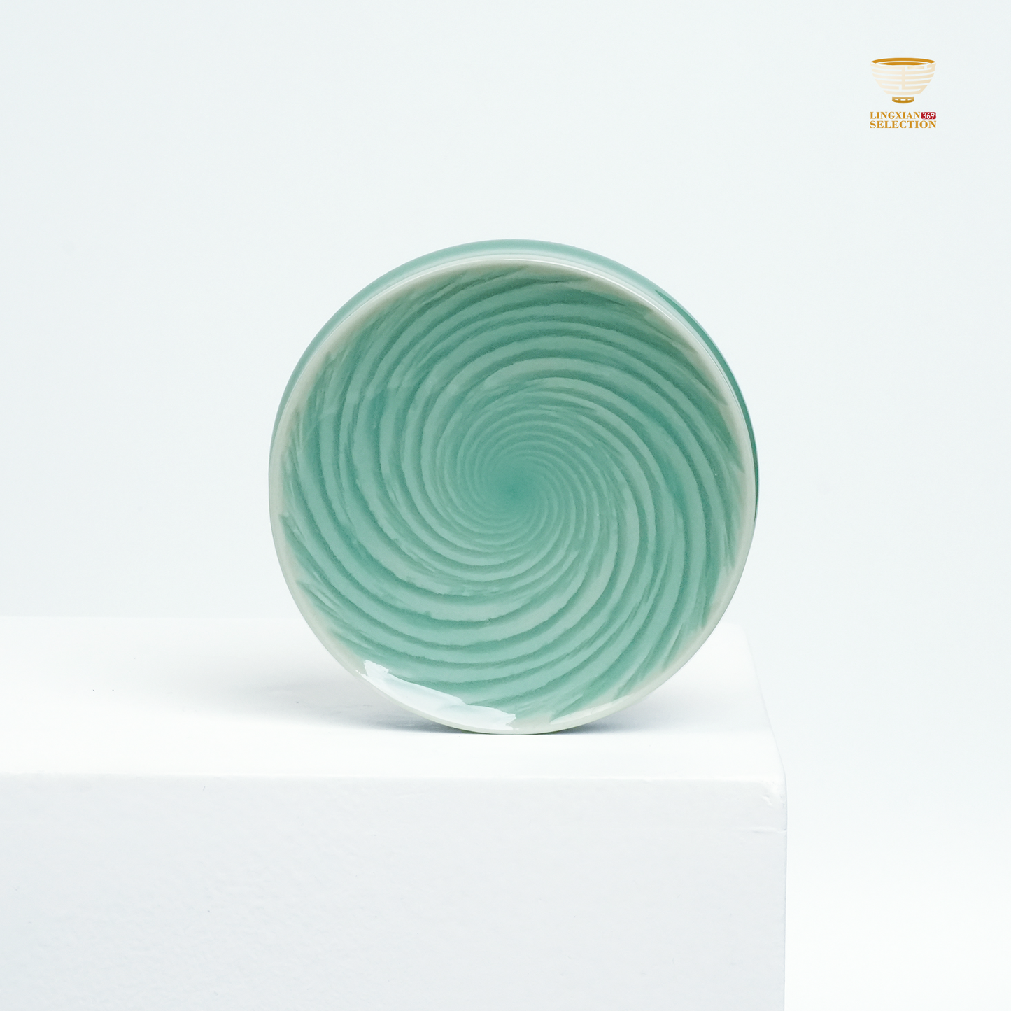 【Longquan Celadon by Liao Xinliang ·Rising Winds and Flowing Waters Lid Holder ｜A Masterpiece of Craftsmanship & Tea Aesthetic Collection】