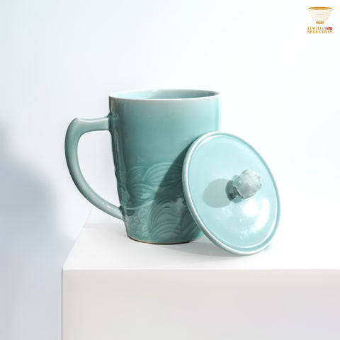 Jinhongyang · Celadon Pink Blue Ocean Fish Mug with Lid | Embossed Waves · Fish-shaped Knob · Smooth Glaze Finish · Ideal for Office & Home Tea Moments