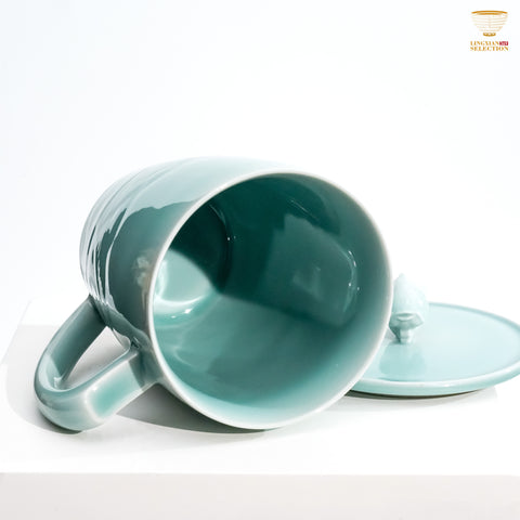 Jinhongyang · Celadon Pink Blue Ocean Fish Mug with Lid | Embossed Waves · Fish-shaped Knob · Smooth Glaze Finish · Ideal for Office & Home Tea Moments