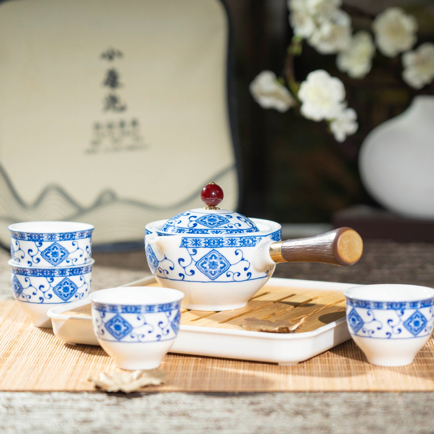 [Flipping Porcelain Tea Set: One Teapot, Four Cups + Bag + Tea Tray] Easy to travel, travel set