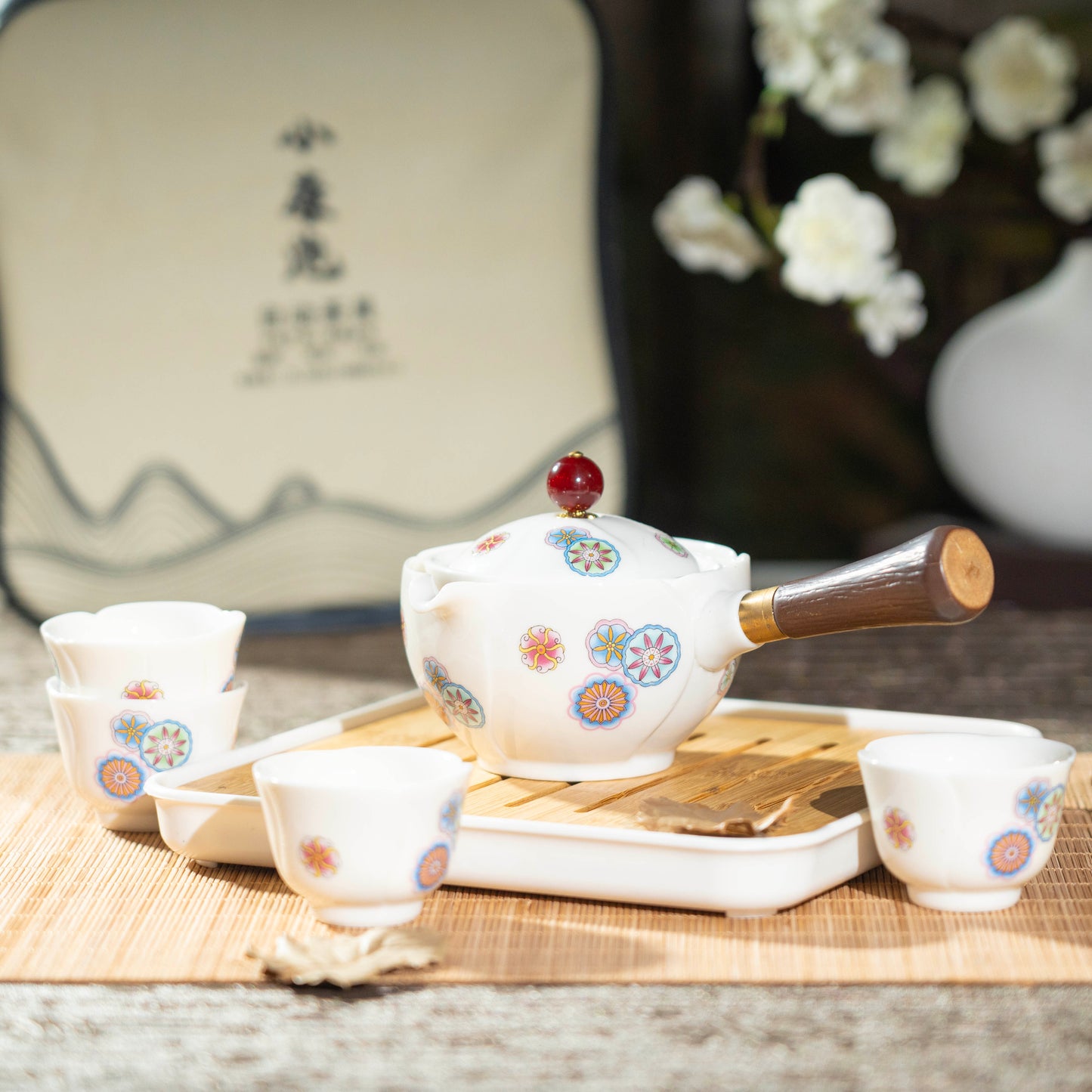 [Flipping Porcelain Tea Set: One Teapot, Four Cups + Bag + Tea Tray] Easy to travel, travel set