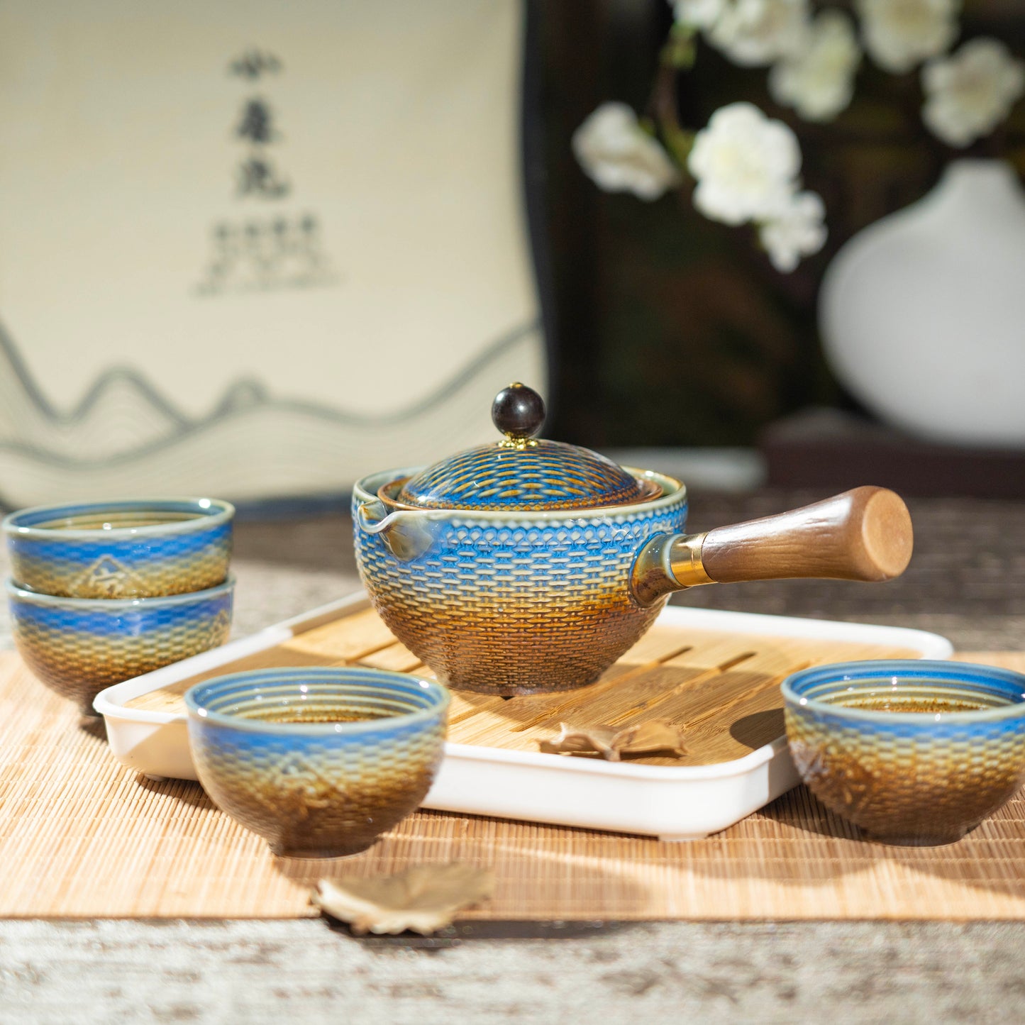 [Flipping Porcelain Tea Set: One Teapot, Four Cups + Bag + Tea Tray] Easy to travel, travel set