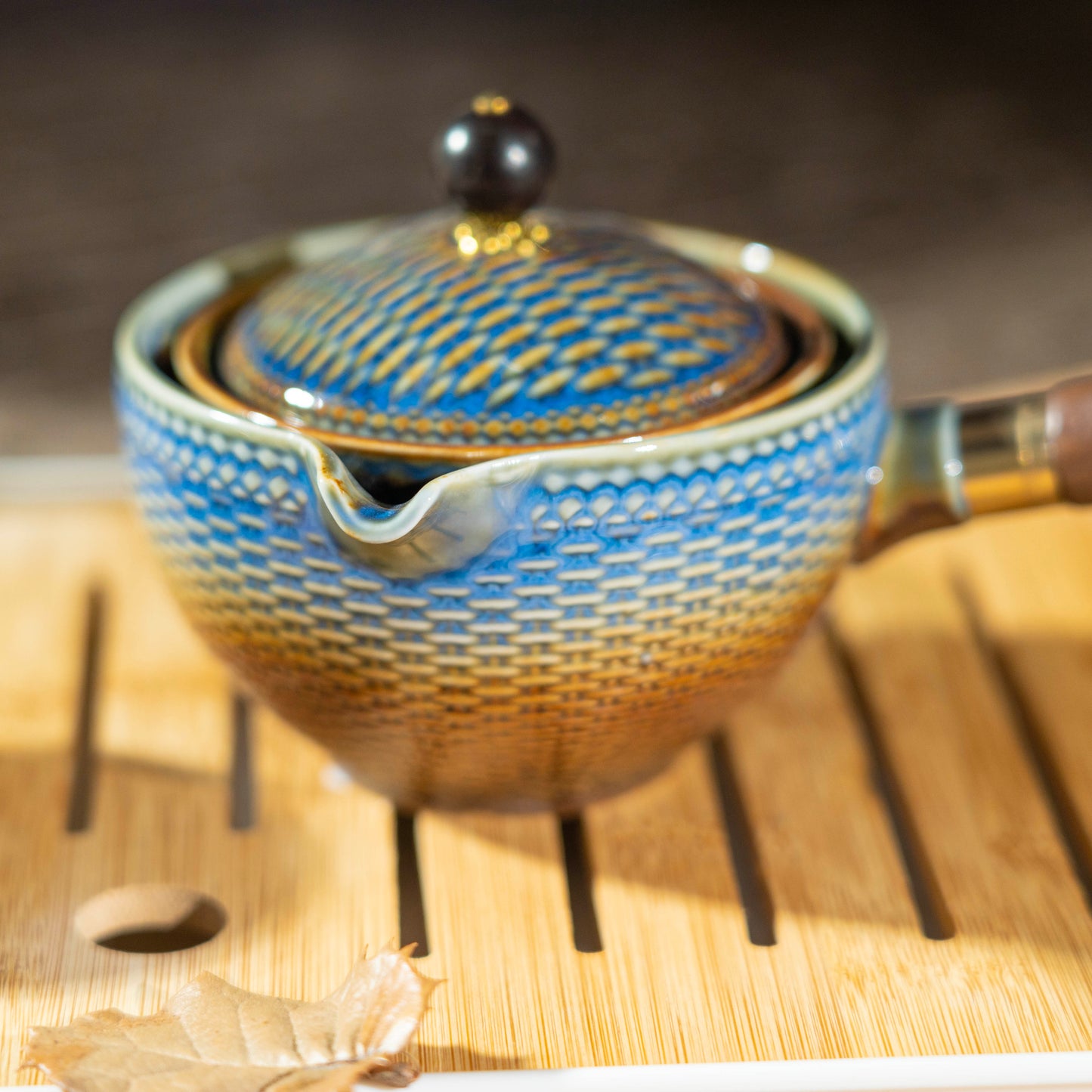 [Flipping Porcelain Tea Set: One Teapot, Four Cups + Bag + Tea Tray] Easy to travel, travel set