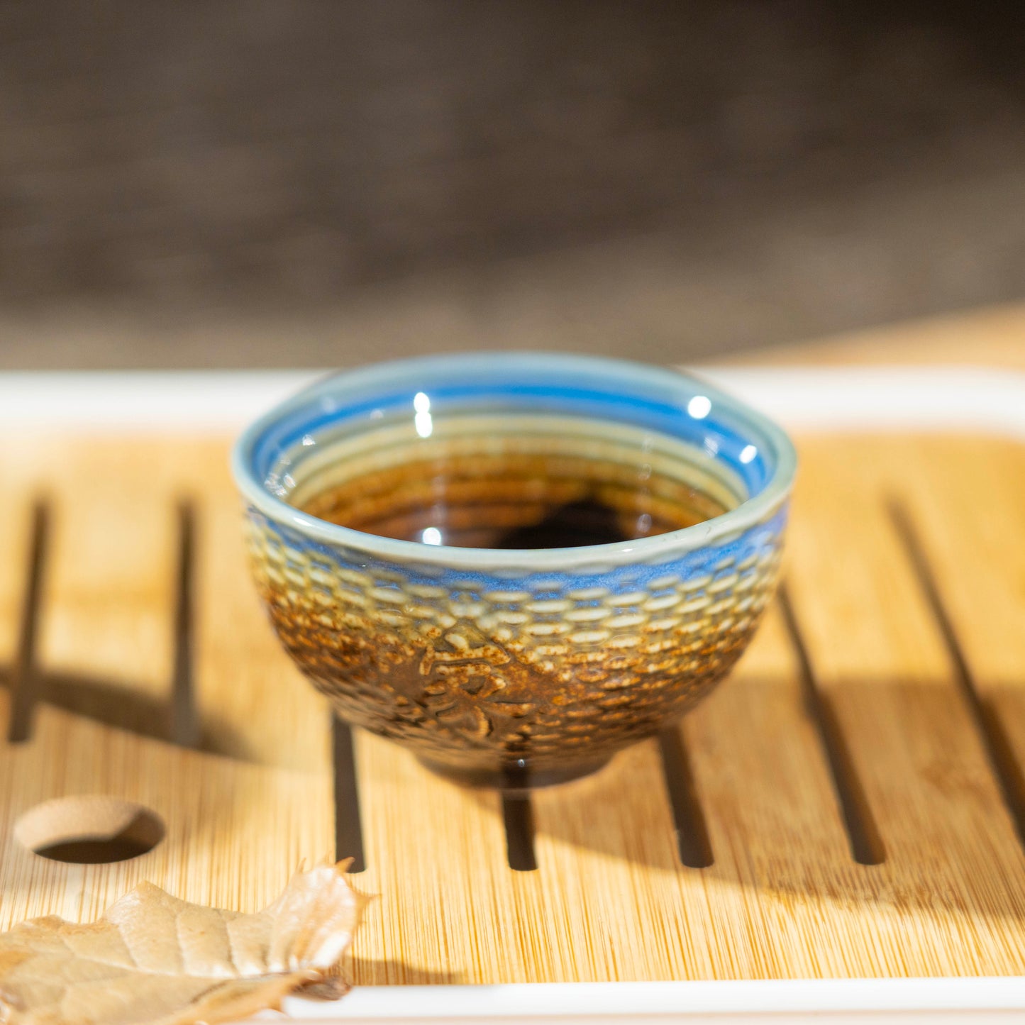 [Flipping Porcelain Tea Set: One Teapot, Four Cups + Bag + Tea Tray] Easy to travel, travel set