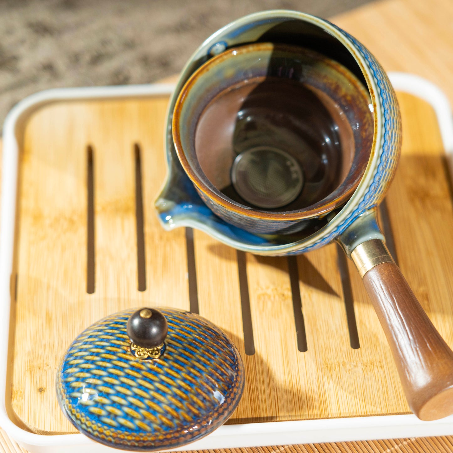 [Flipping Porcelain Tea Set: One Teapot, Four Cups + Bag + Tea Tray] Easy to travel, travel set