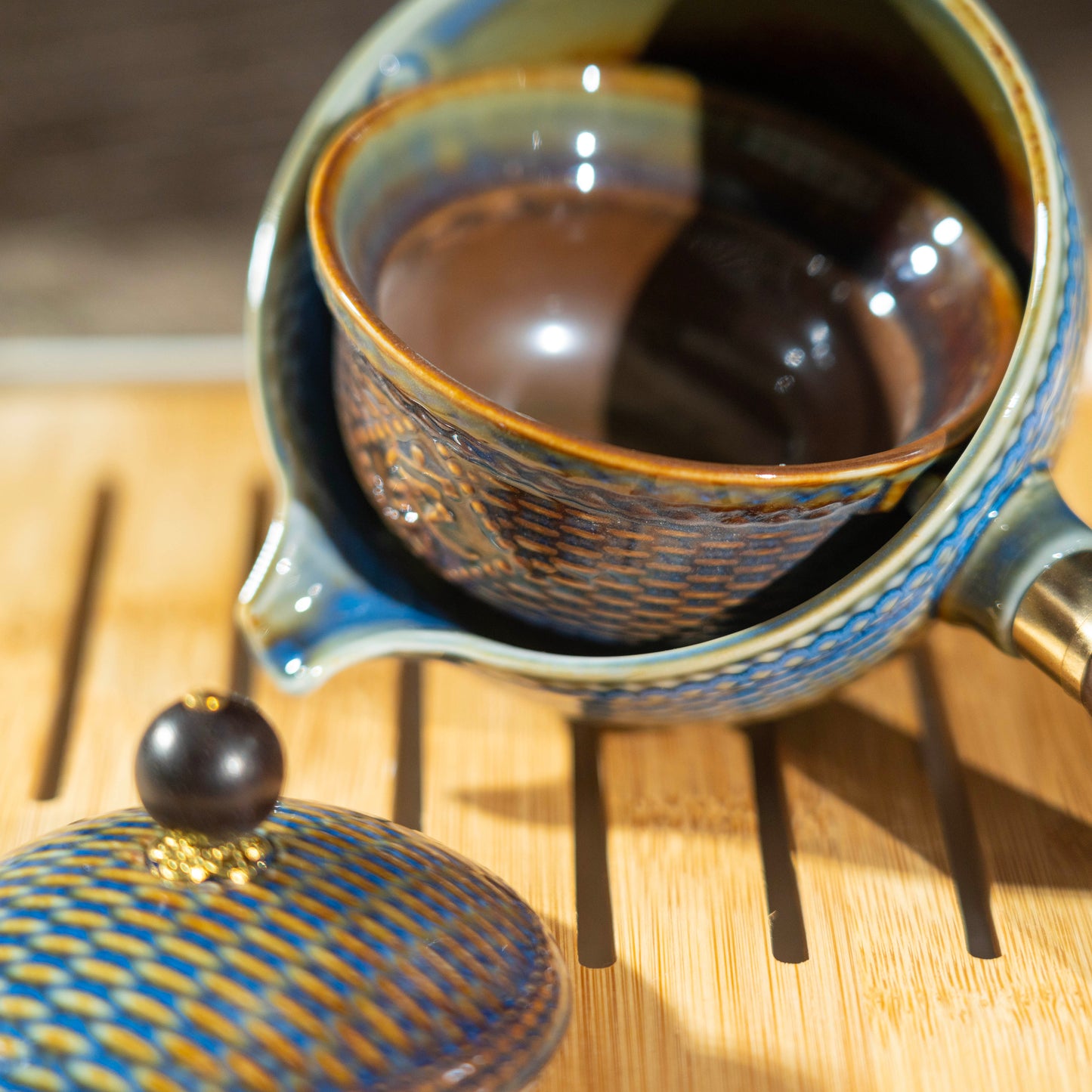 [Flipping Porcelain Tea Set: One Teapot, Four Cups + Bag + Tea Tray] Easy to travel, travel set