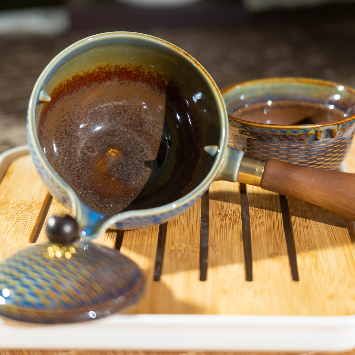 [Flipping Porcelain Tea Set: One Teapot, Four Cups + Bag + Tea Tray] Easy to travel, travel set