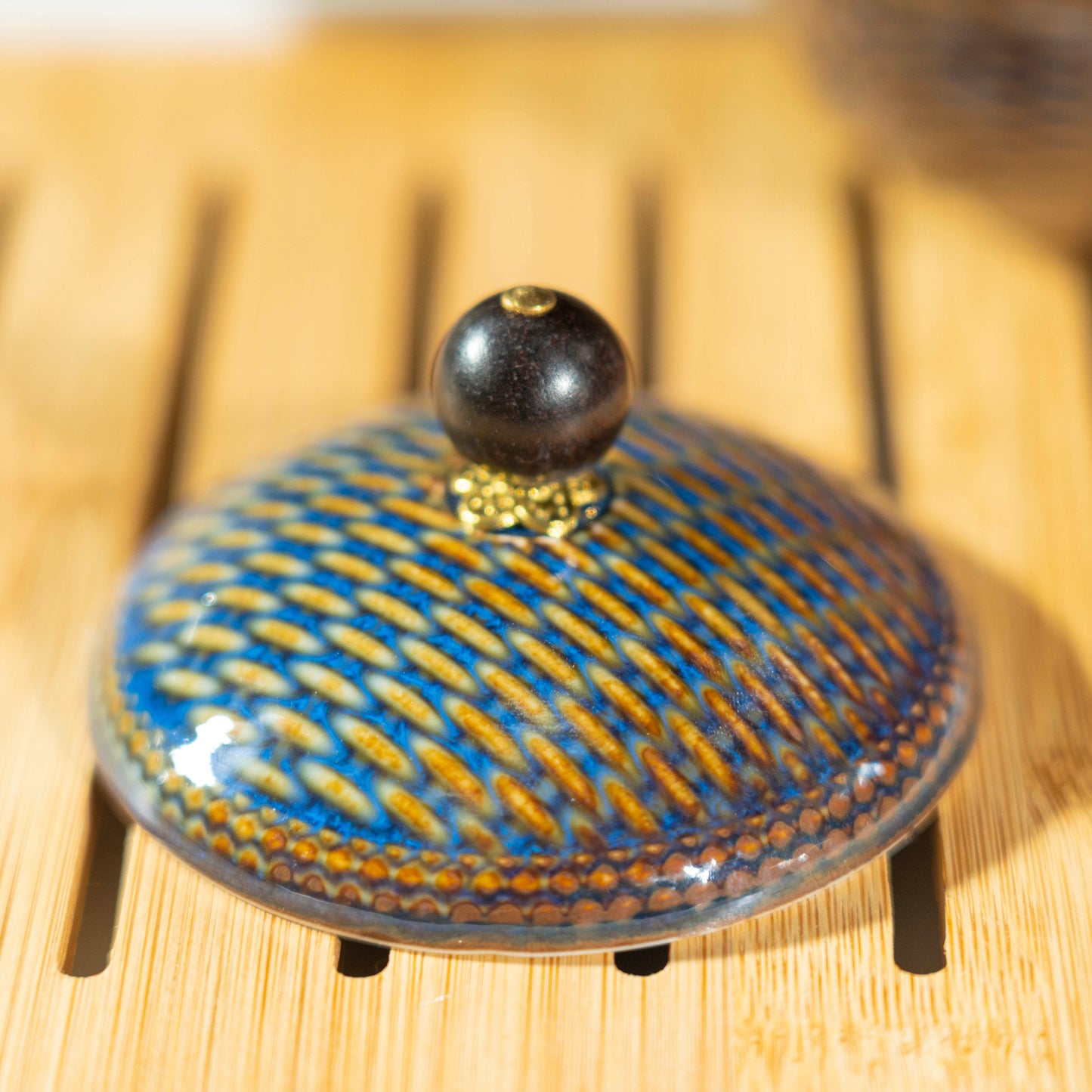 [Flipping Porcelain Tea Set: One Teapot, Four Cups + Bag + Tea Tray] Easy to travel, travel set